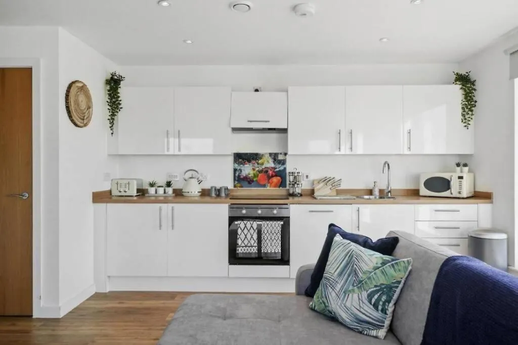Stunning 3-Bedroom Flat With Parking-1