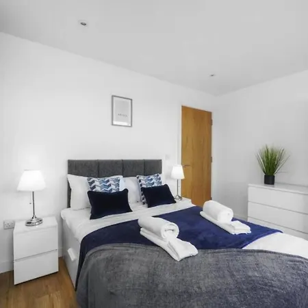 Stunning 3-Bedroom Flat With Parking-3