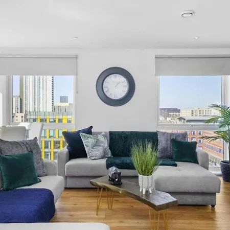 Stunning 3-Bedroom Flat With Parking-2