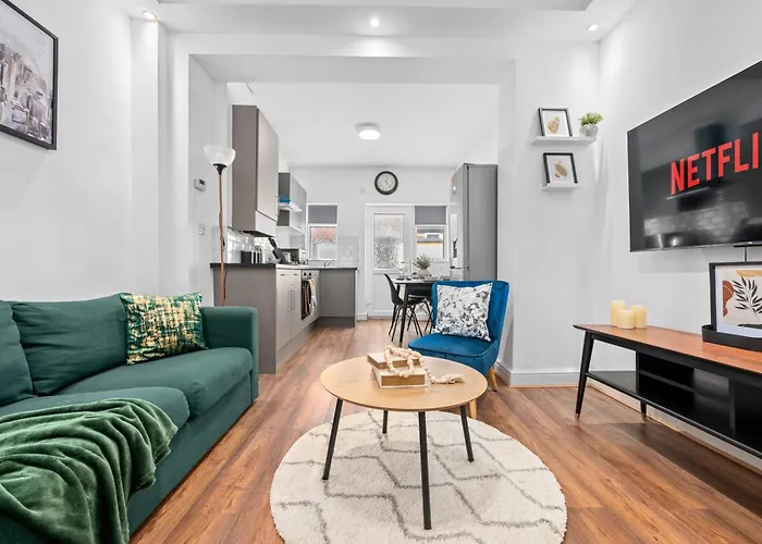 Spacious 4-Bed Luxury Home - Garden, Free Parking, Sleeps 8