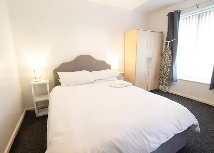 Close To City Centre 3-Bed Townhouse, Sleeps 7, Free Parking, Great Transport Links