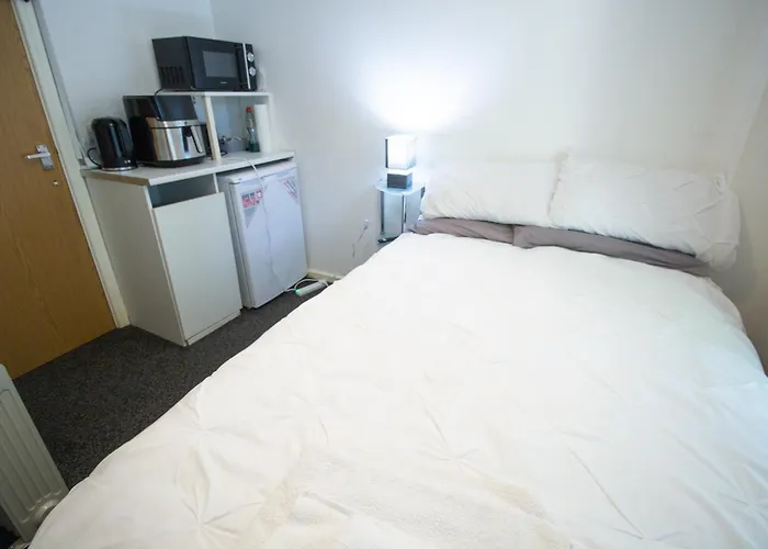 Close To City Centre 3-Bed Townhouse, Sleeps 7, Free Parking, Great Transport Links